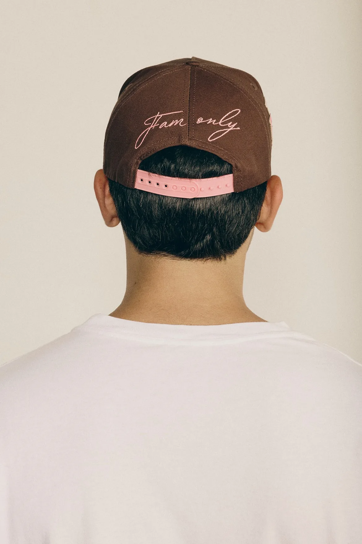 כובע FAM חום ורוד עם הרקמה Fam only, מבט מאחור